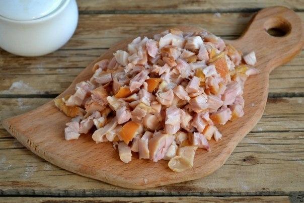 Салат с корейской морковкой и копченой курицей. Салат с корейской морковкой и копченой курицей.