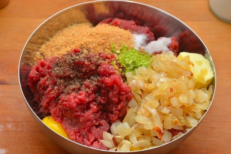 Мясные шарики из говяжьего фарша под сливочным соусом Мясные шарики из говяжьего фарша под сливочным соусом