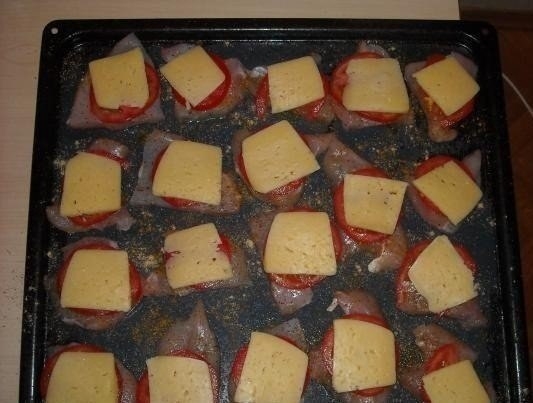 Куриное филе под сыром с помидорами Куриное филе под сыром с помидорами