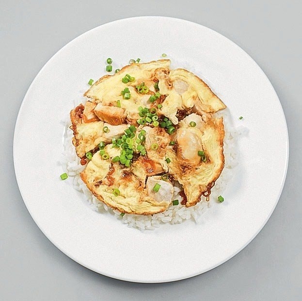 Оякодон (японский омлет с рисом и курицей) Оякодон (японский омлет с рисом и курицей)