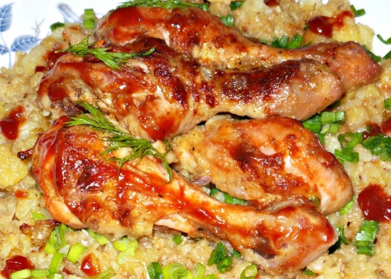 Куриная голень в маринаде,запечённая с картошкой Куриная голень в маринаде,запечённая с картошкой
