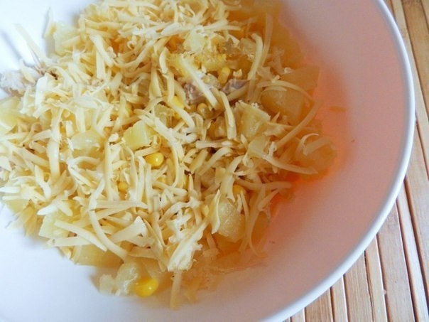 Салат с курицей, сыром и ананасом. Салат с курицей, сыром и ананасом.