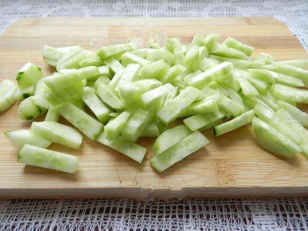 Салат с копченой колбасой и огурцами.