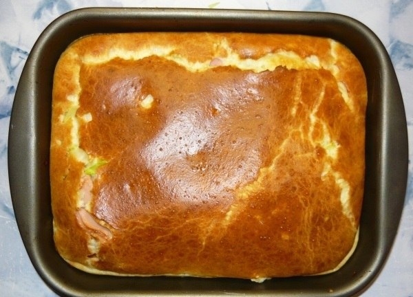 Наливной пирог с капустой и сосисками. Наливной пирог с капустой и сосисками.