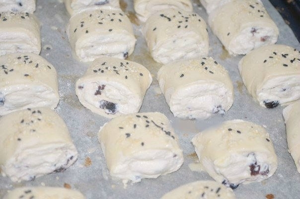 Слойки с творожной начинкой и изюмом 1 Слойки с творожной начинкой и изюмом 1