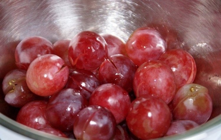 Сырные шарики с виноградом