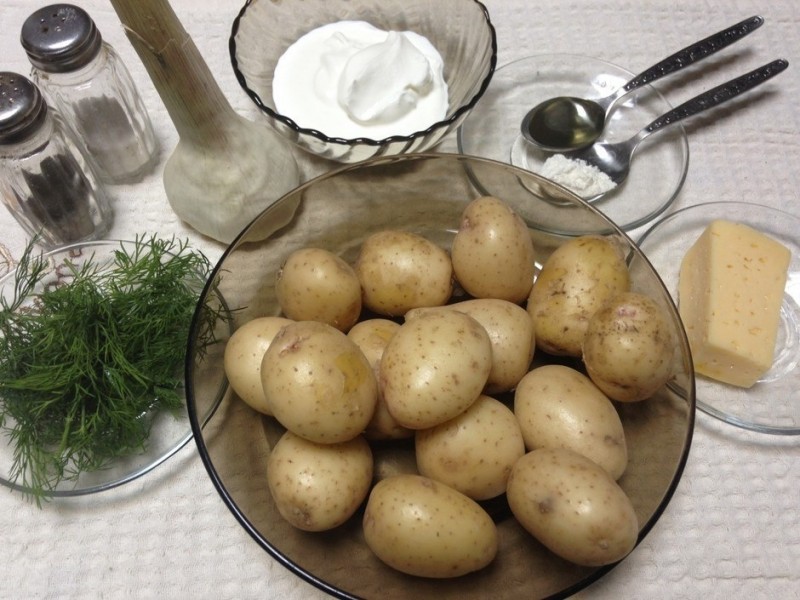 Молодой картофель под сметанным соусом. Молодой картофель под сметанным соусом.