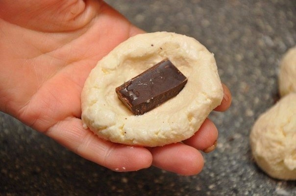 Сырники с шоколадной начинкой в панировке из овсяных хлопьев.