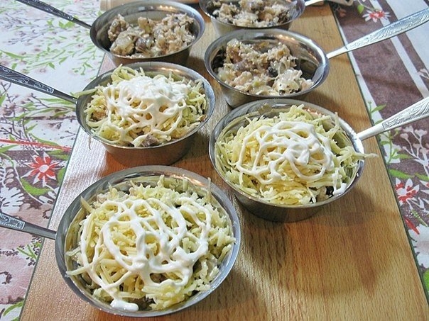 Жюльен с курицей и грибами. Жюльен с курицей и грибами.