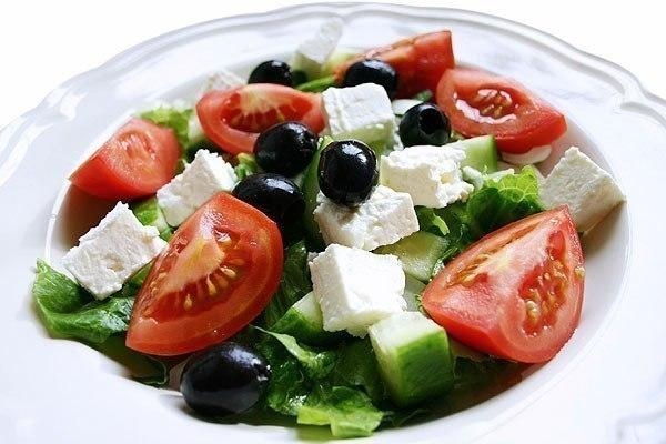 Греческий салат. Вкусно, легко, полезно.
