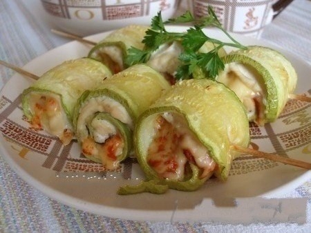 Суперские рулетики из кабачков с куриным мясом Суперские рулетики из кабачков с куриным мясом