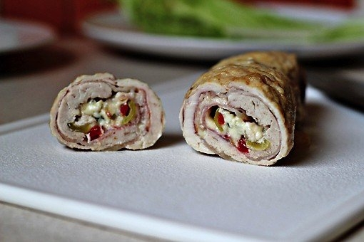 Куриный рулет с начинкой из сыра, бекона и перчика Куриный рулет с начинкой из сыра, бекона и перчика