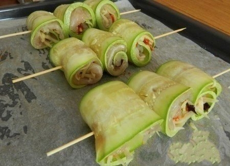 Суперские рулетики из кабачков с куриным мясом Суперские рулетики из кабачков с куриным мясом