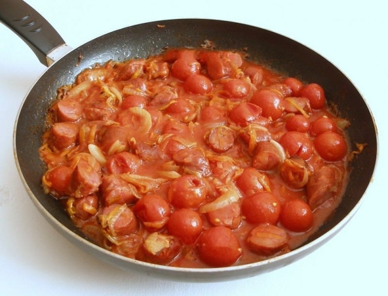 Белая фасоль в томатном соусе с Охотничьими колбасками.