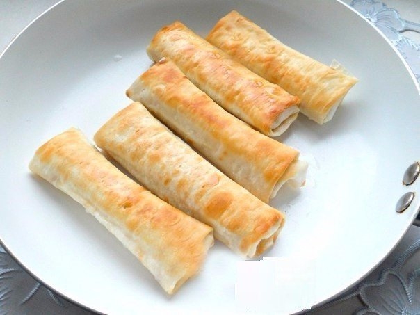 Лаваш, жаренный с сыром. Лаваш, жаренный с сыром.