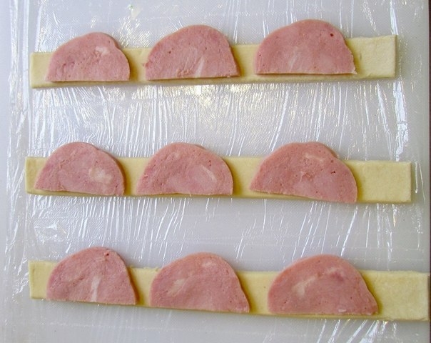 Колбасные розочки в слоеном тесте