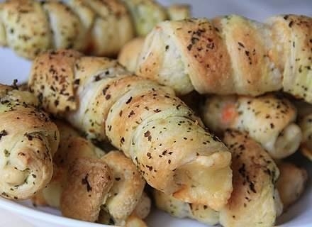Завитушки с крабовыми палочками и сыром Завитушки с крабовыми палочками и сыром