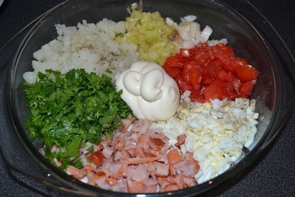 Картофель, фаршированный копченой курицей и овощами под сыром