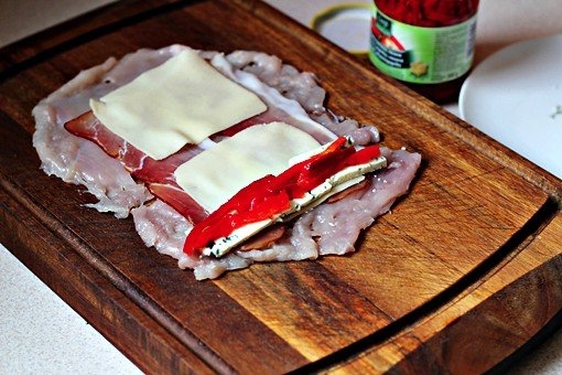 Куриный рулет с начинкой из сыра, бекона и перчика Куриный рулет с начинкой из сыра, бекона и перчика