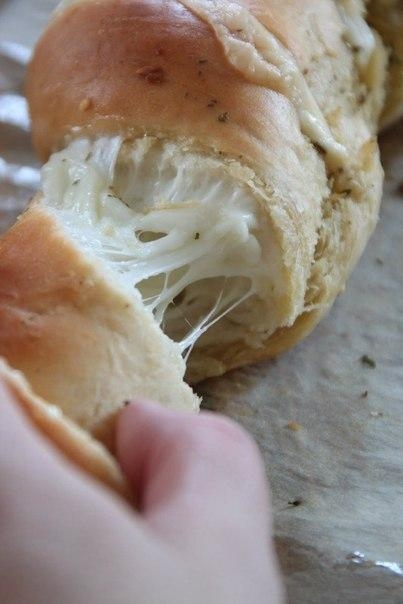 Багет с сыром и чесноком Багет с сыром и чесноком