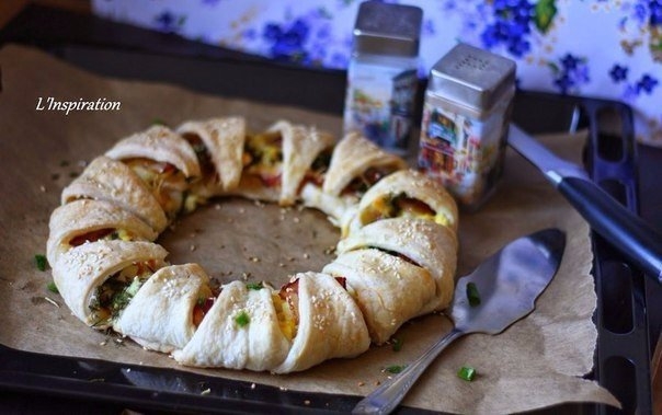Пирог-венок с беконом, яйцами и сыром Пирог-венок с беконом, яйцами и сыром
