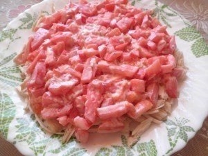 Салат с куриным филе, сухариками и овощами Салат с куриным филе, сухариками и овощами