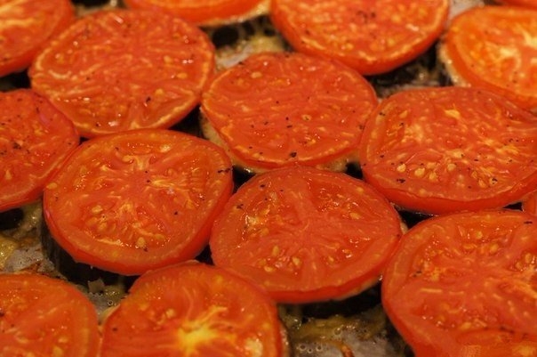 Баклажаны кружочками в духовке с сыром и помидорами.