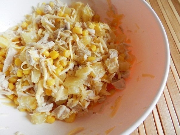 Салат с курицей, сыром и ананасом. Салат с курицей, сыром и ананасом.