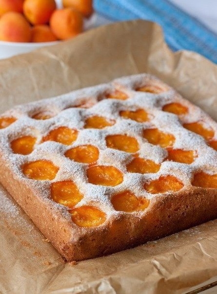 Бисквитный абрикосовый пирог.