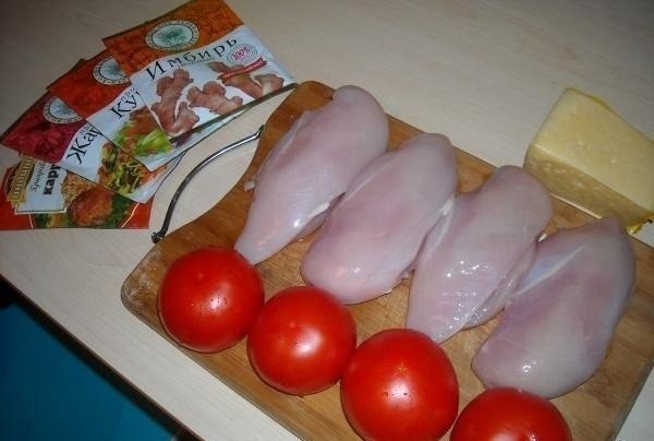 Куриное филе под сыром с помидорами Куриное филе под сыром с помидорами