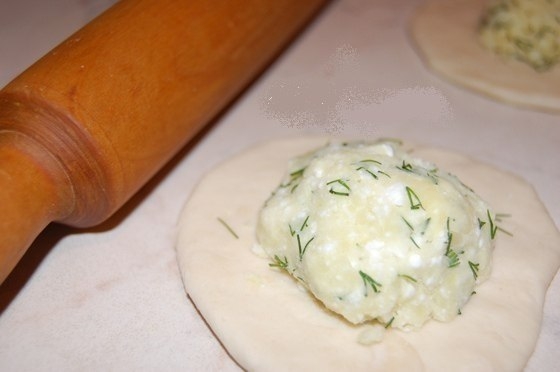 Хычины с сыром и зеленью, и еще с картошкой и зеленью Хычины с сыром и зеленью, и еще с картошкой и зеленью