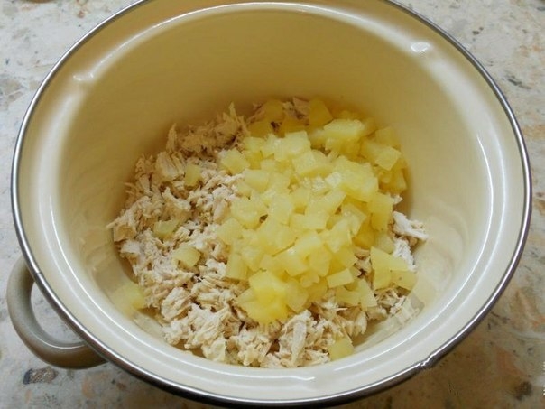 Салат с курицей и ананасом в тарталетках.