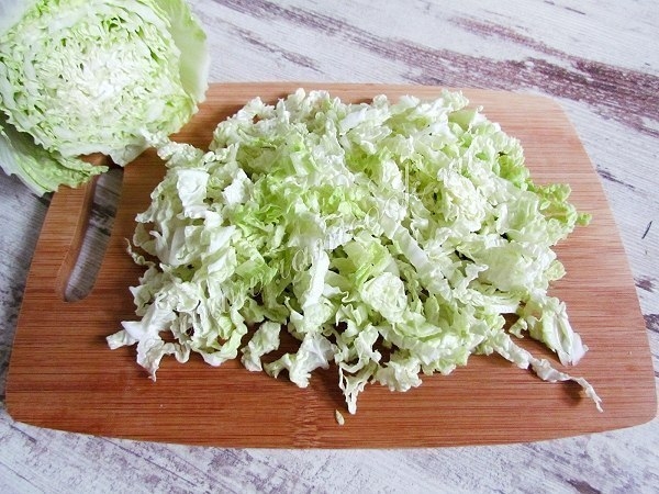 Салат из пекинской капусты с сухариками Салат из пекинской капусты с сухариками
