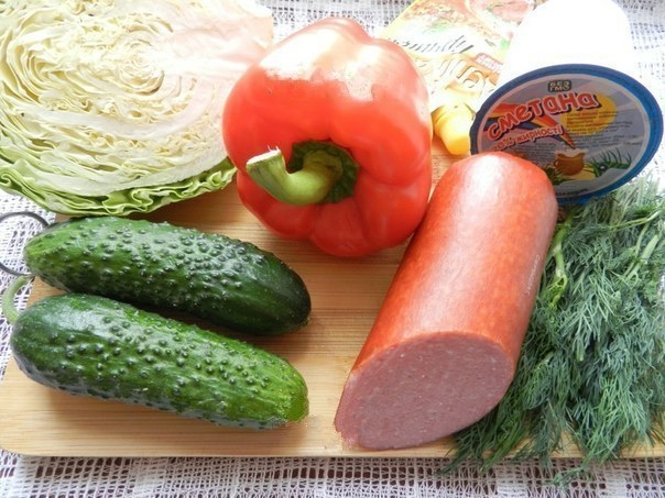 Салат с копченой колбасой и огурцами. Салат с копченой колбасой и огурцами.