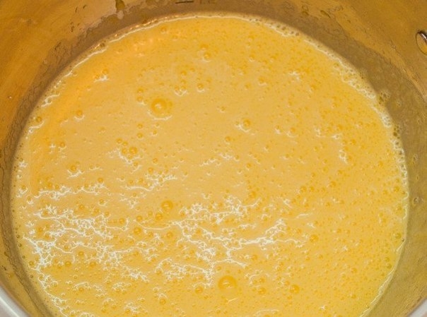 Пышная шарлотка с яблоками в мультиварке Пышная шарлотка с яблоками в мультиварке
