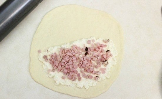Кальцоне с ветчиной и сыром под соусом маринара Кальцоне с ветчиной и сыром под соусом маринара