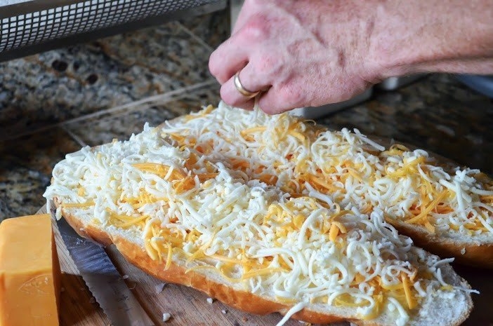 Чесночный хлеб с сыром Чесночный хлеб с сыром