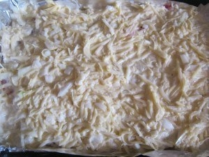 Курица запеченная под тертым картофелем. Курица запеченная под тертым картофелем.