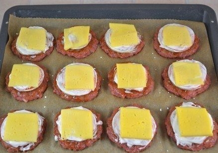 Котлеты в духовке с овощами и сыром. Котлеты в духовке с овощами и сыром.
