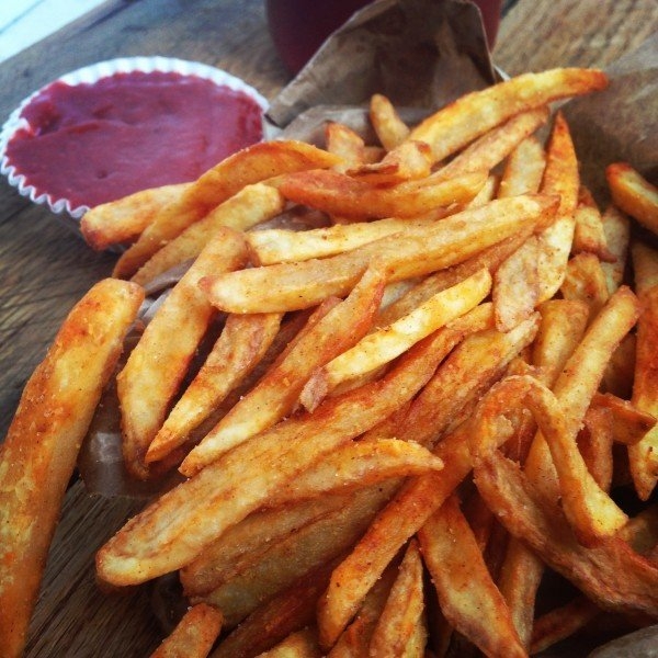 Картофель-фри с чесноком и красным перцем