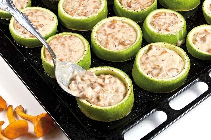 Лисичковый жульен в кабачке Лисичковый жульен в кабачке