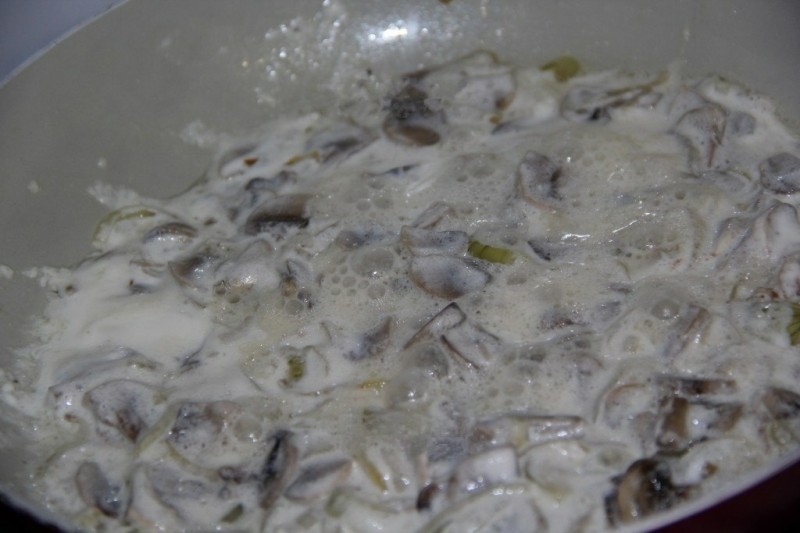 Жульен с шампиньонами и сыром. Жульен с шампиньонами и сыром.