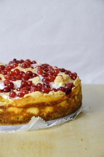Творожный пирог с меренгой и красной смородиной.