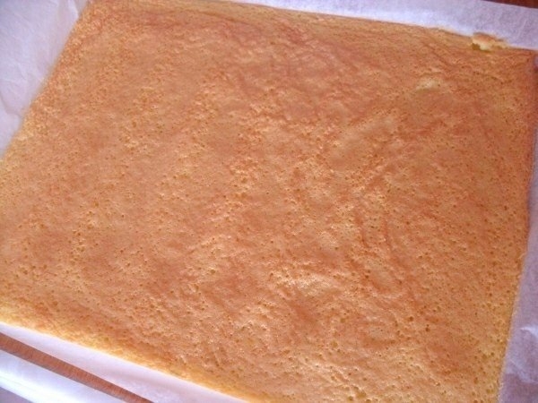 Бисквитный рулет с маком и изюмом Бисквитный рулет с маком и изюмом