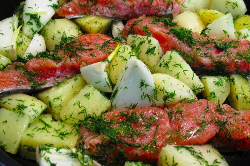 Семга запеченная с укропом и картофелем Семга запеченная с укропом и картофелем