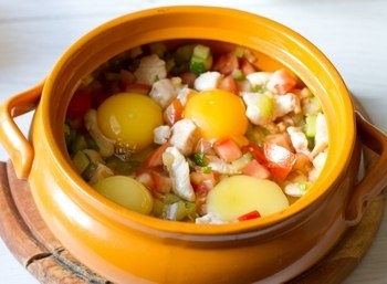 ЯЙЦА, ЗАПЕЧЕННЫЕ С КУРИЦЕЙ И ОВОЩАМИ ЯЙЦА, ЗАПЕЧЕННЫЕ С КУРИЦЕЙ И ОВОЩАМИ