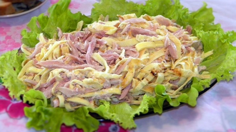 Нежный салат с яичными блинчиками