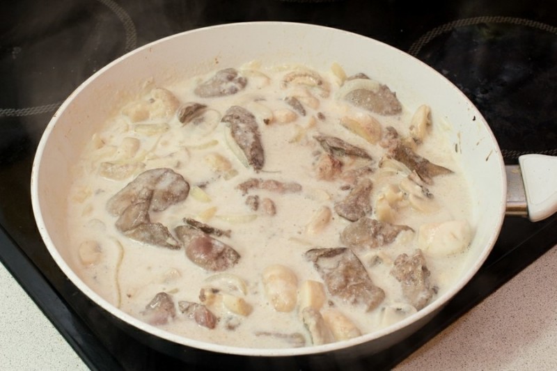 Куриная печень с грибами в сливочном соусе. Куриная печень с грибами в сливочном соусе.