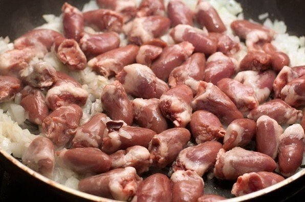 Куриные сердечки, тушеные в сметане Куриные сердечки, тушеные в сметане
