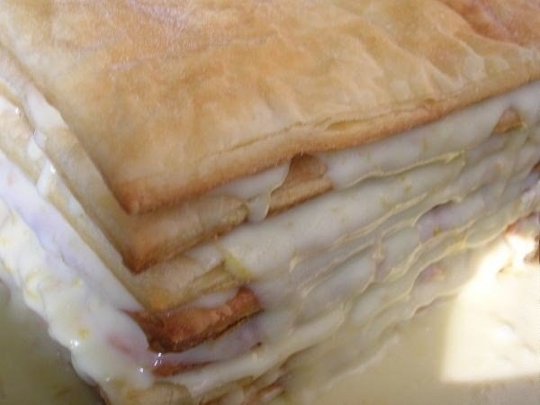Слоеное пирожное со сгущенкой. Слоеное пирожное со сгущенкой.